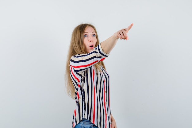 Free photo expressive young woman posing in the studio