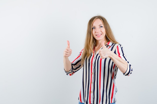 Free photo expressive young woman posing in the studio