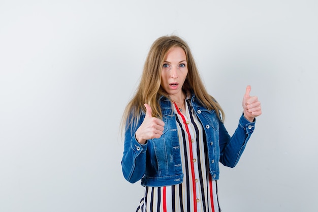 Free photo expressive young woman posing in the studio