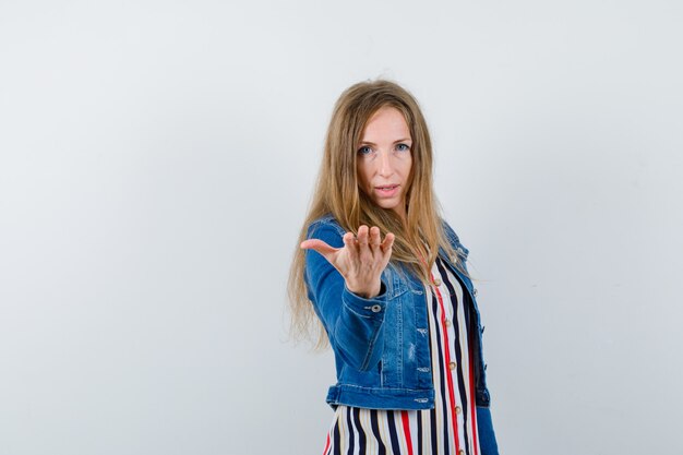 Free photo expressive young woman posing in the studio