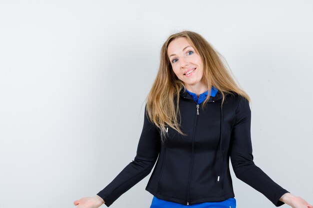 Free photo expressive young woman posing in the studio