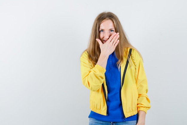 Free photo expressive young woman posing in the studio