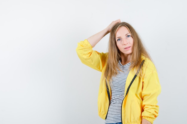 Giovane donna espressiva che posa nello studio