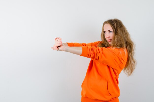 Free photo expressive young woman posing in the studio