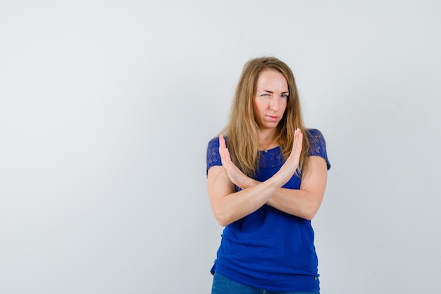 Foto gratuita giovane donna espressiva che posa nello studio