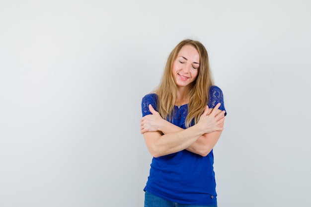 Free photo expressive young woman posing in the studio