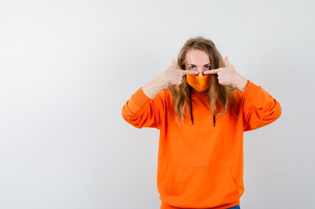 Free photo expressive young woman posing in the studio