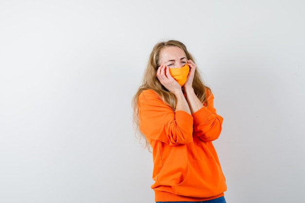 Free photo expressive young woman posing in the studio