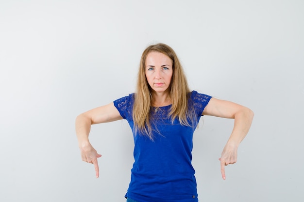 Free photo expressive young woman posing in the studio