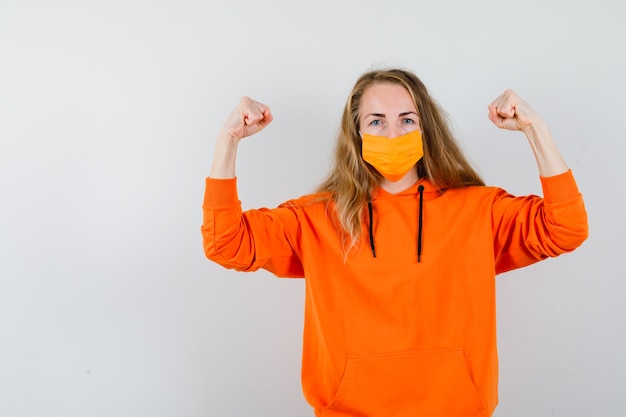 Free photo expressive young woman posing in the studio