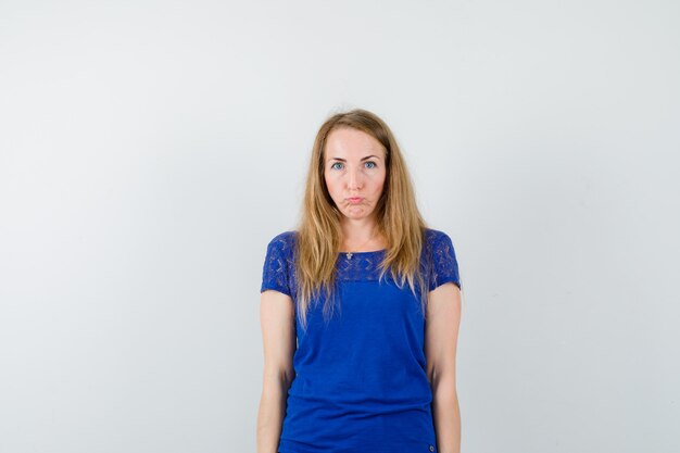 Free photo expressive young woman posing in the studio