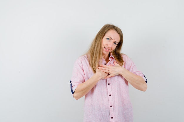 Giovane donna espressiva che posa nello studio