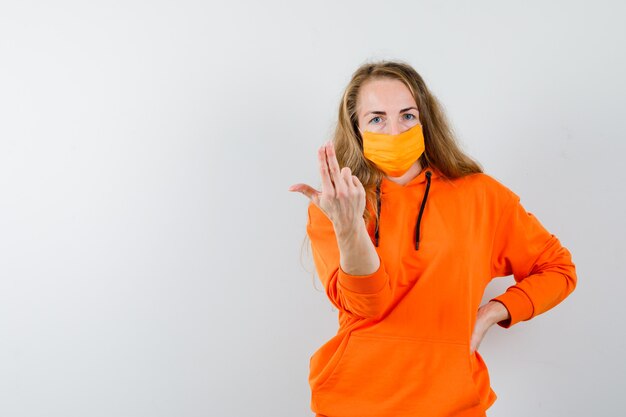 Free photo expressive young woman posing in the studio