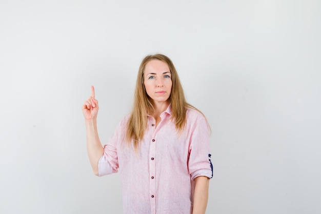 Free photo expressive young woman posing in the studio