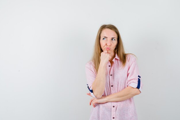 スタジオでポーズをとる表現力豊かな若い女性