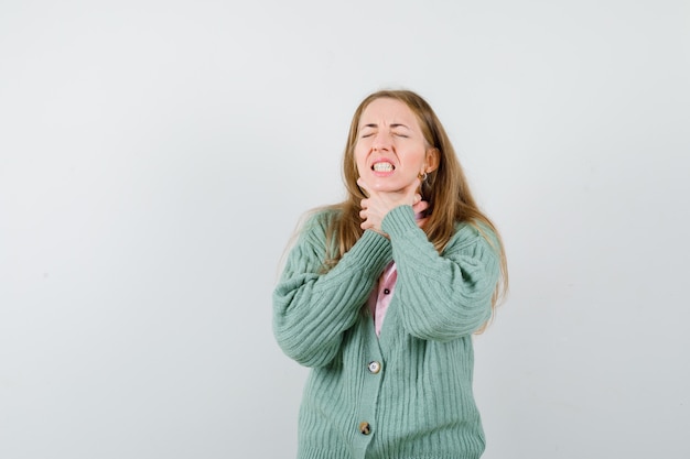 Giovane donna espressiva che posa nello studio