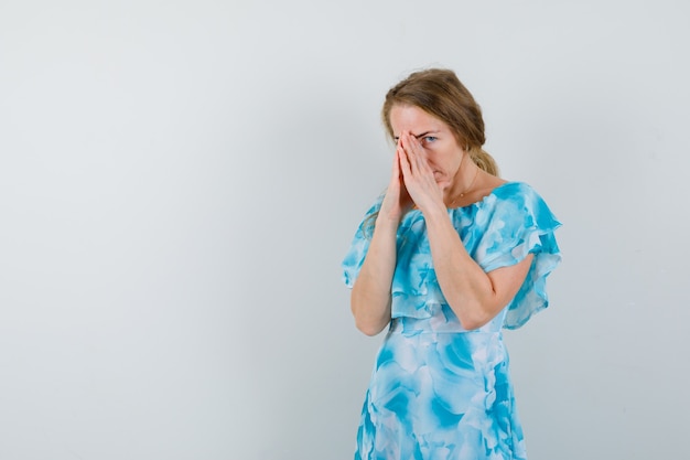 Giovane donna espressiva che posa nello studio