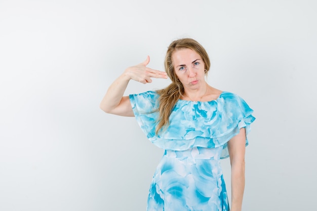 Free photo expressive young woman posing in the studio