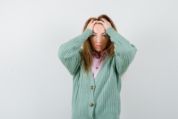 Giovane donna espressiva che posa nello studio