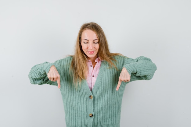 Free photo expressive young woman posing in the studio