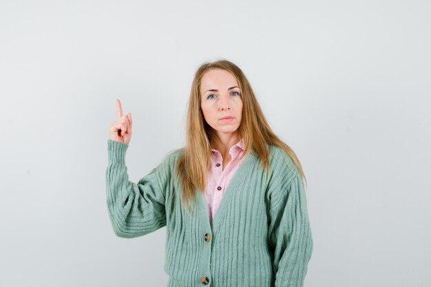 Free photo expressive young woman posing in the studio