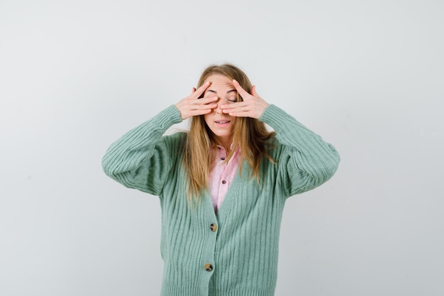 Free photo expressive young woman posing in the studio