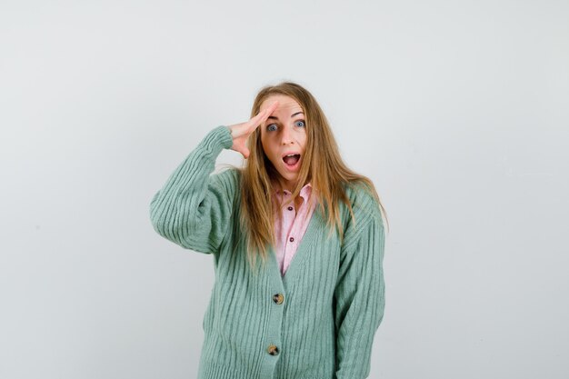 Free photo expressive young woman posing in the studio