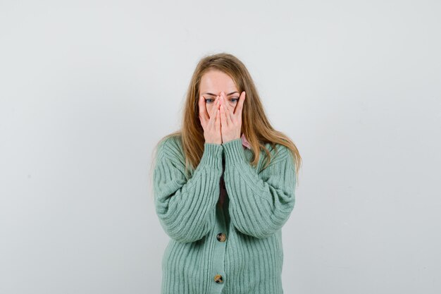 표현력 있는 젊은 여성이 스튜디오에서 포즈를 취하고 있습니다.