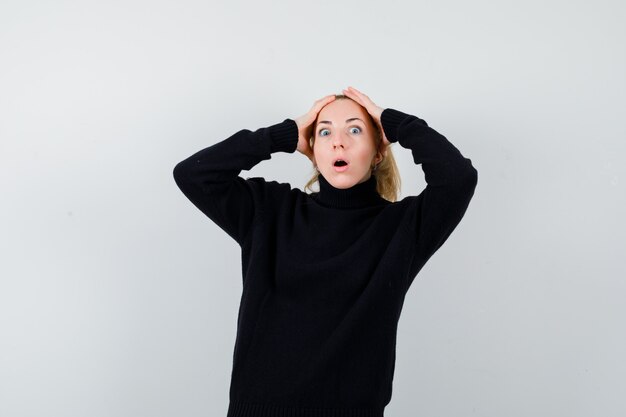 Free photo expressive young woman posing in the studio