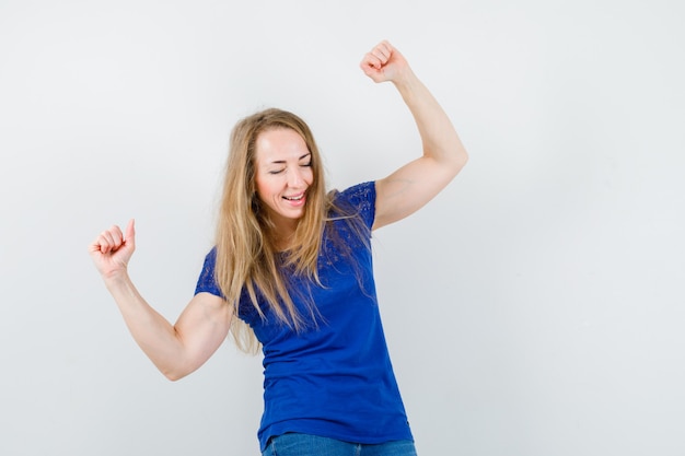 Foto gratuita giovane donna espressiva che posa nello studio