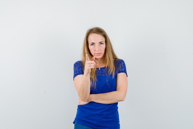 Free photo expressive young woman posing in the studio