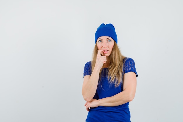 Free photo expressive young woman posing in the studio