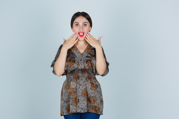 Giovane donna espressiva che posa nello studio