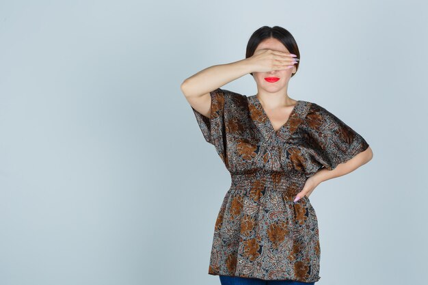 スタジオでポーズをとる表現力豊かな若い女性