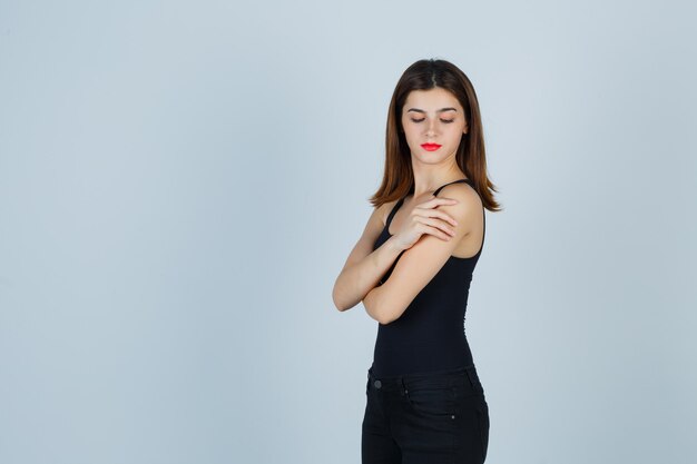 Free photo expressive young woman posing in the studio