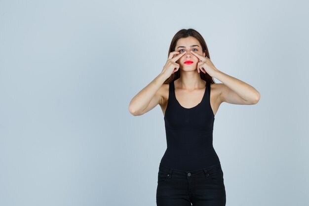 Free photo expressive young woman posing in the studio