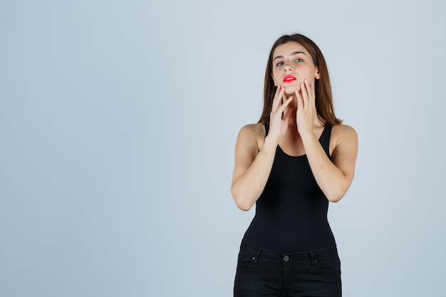 Giovane donna espressiva che posa nello studio