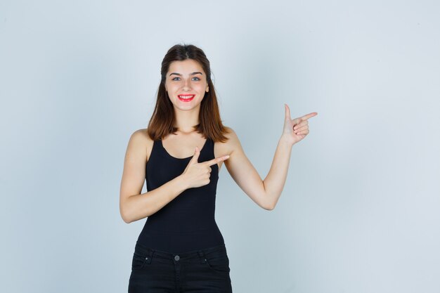 スタジオでポーズをとっている表現力のある若い女性