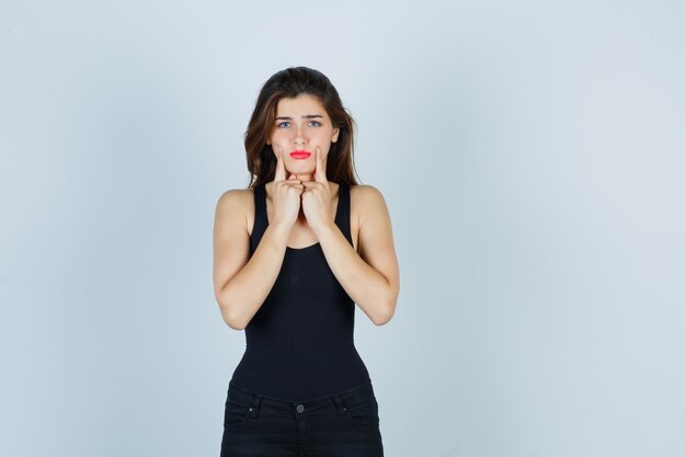 Free photo expressive young woman posing in the studio