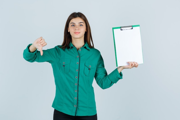 Free photo expressive young woman posing in the studio