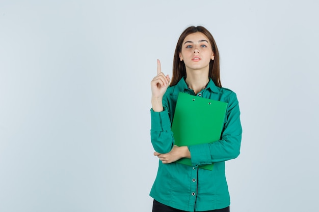 Giovane donna espressiva che posa nello studio