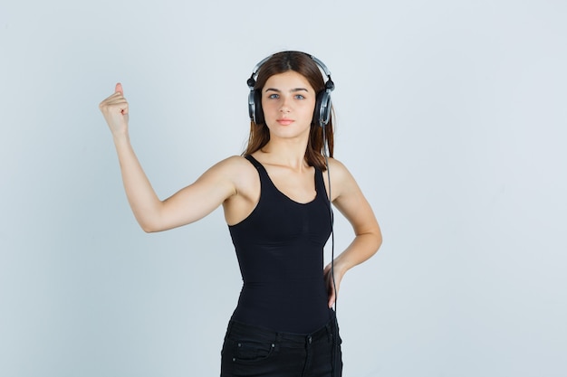 Free photo expressive young woman posing in the studio