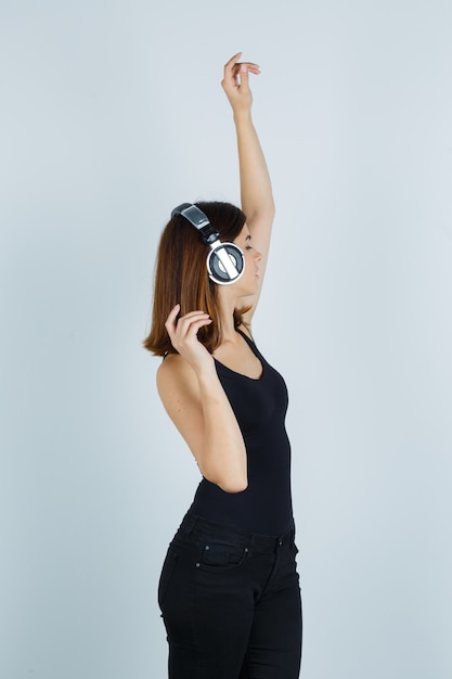 Free photo expressive young woman posing in the studio