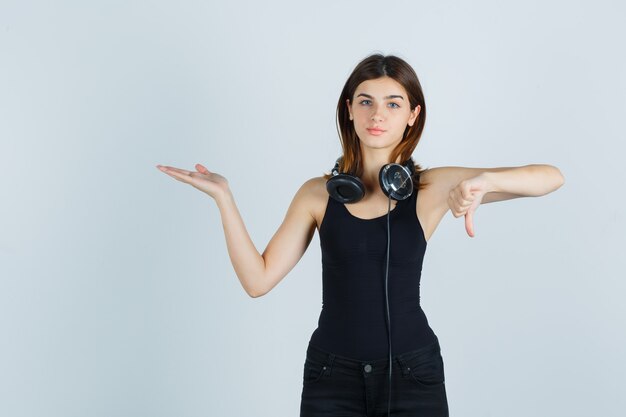 Free photo expressive young woman posing in the studio