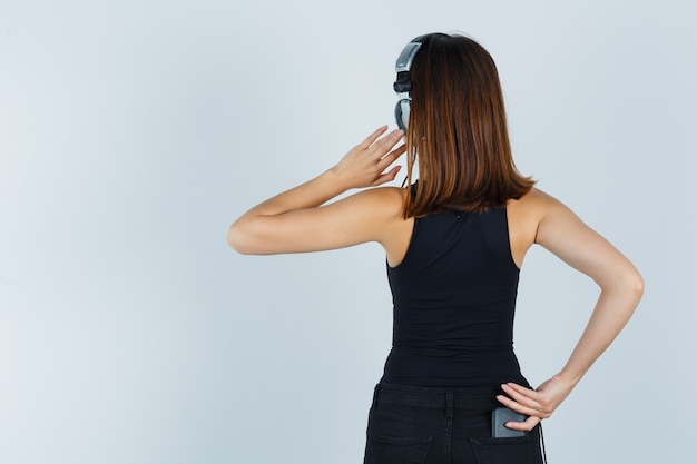 Free photo expressive young woman posing in the studio