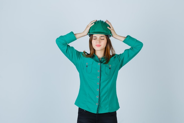 Free photo expressive young woman posing in the studio