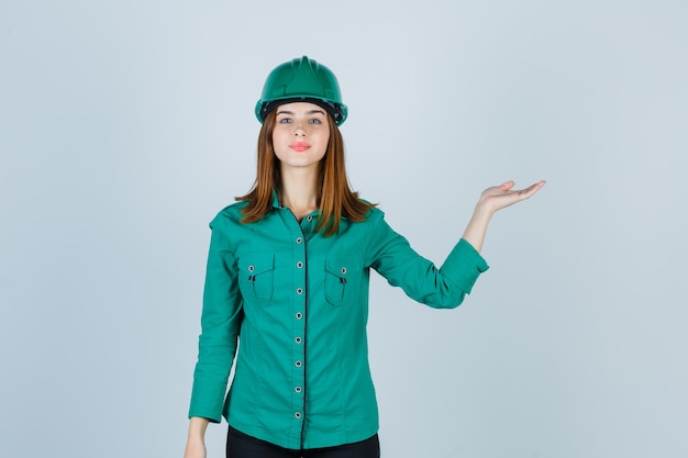 Free photo expressive young woman posing in the studio