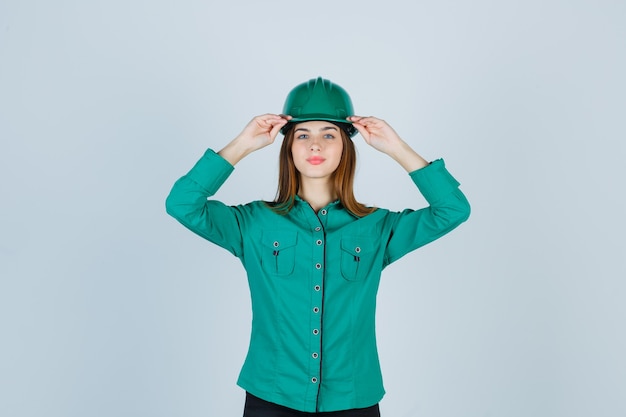 Free photo expressive young woman posing in the studio