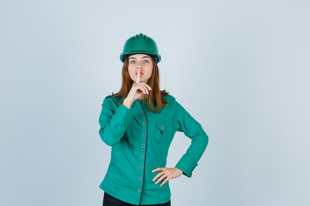 Free photo expressive young woman posing in the studio