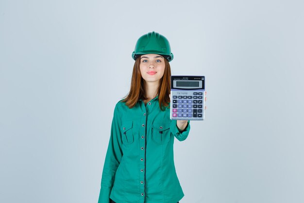 Free photo expressive young woman posing in the studio